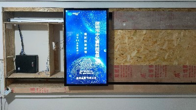 55寸3.5 米滑軌屏應用于領湃科技展館